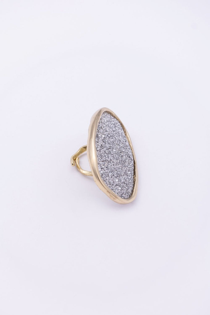 Side profile of gold oval statement ring with open hammered band