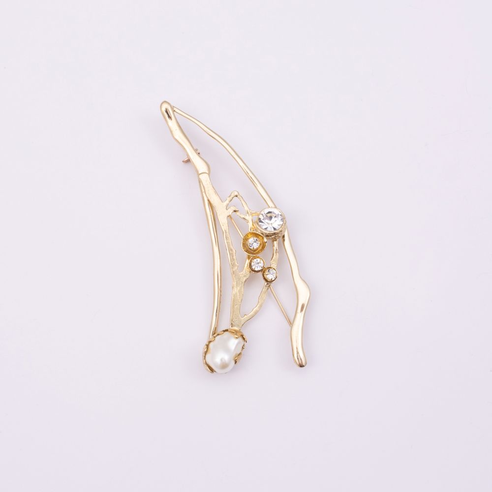 Brass branch-shaped pin with pearl and crystal detail, product shot, Nerea