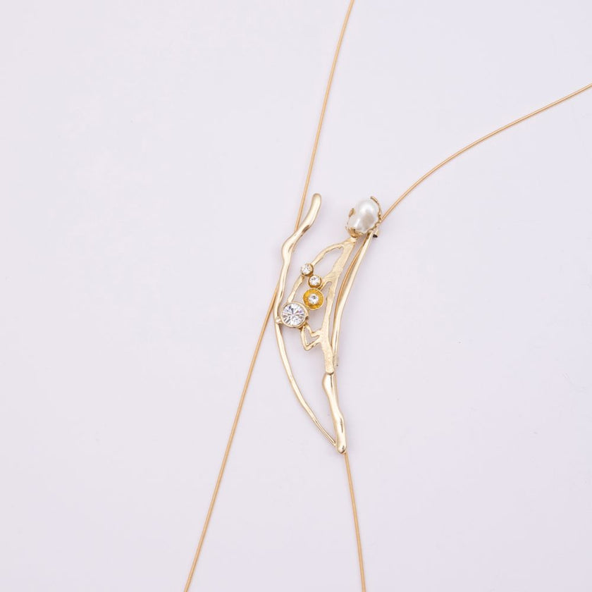 Brass wire necklace with branch-shaped pearl and crystal pendant, product shot, Nerea Long